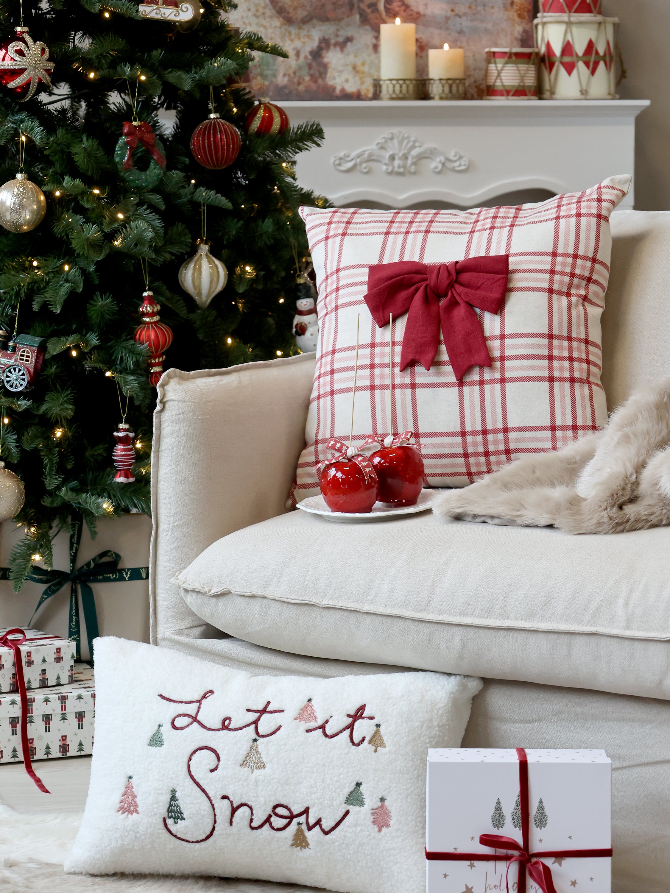 Tartan cushion with bow - red