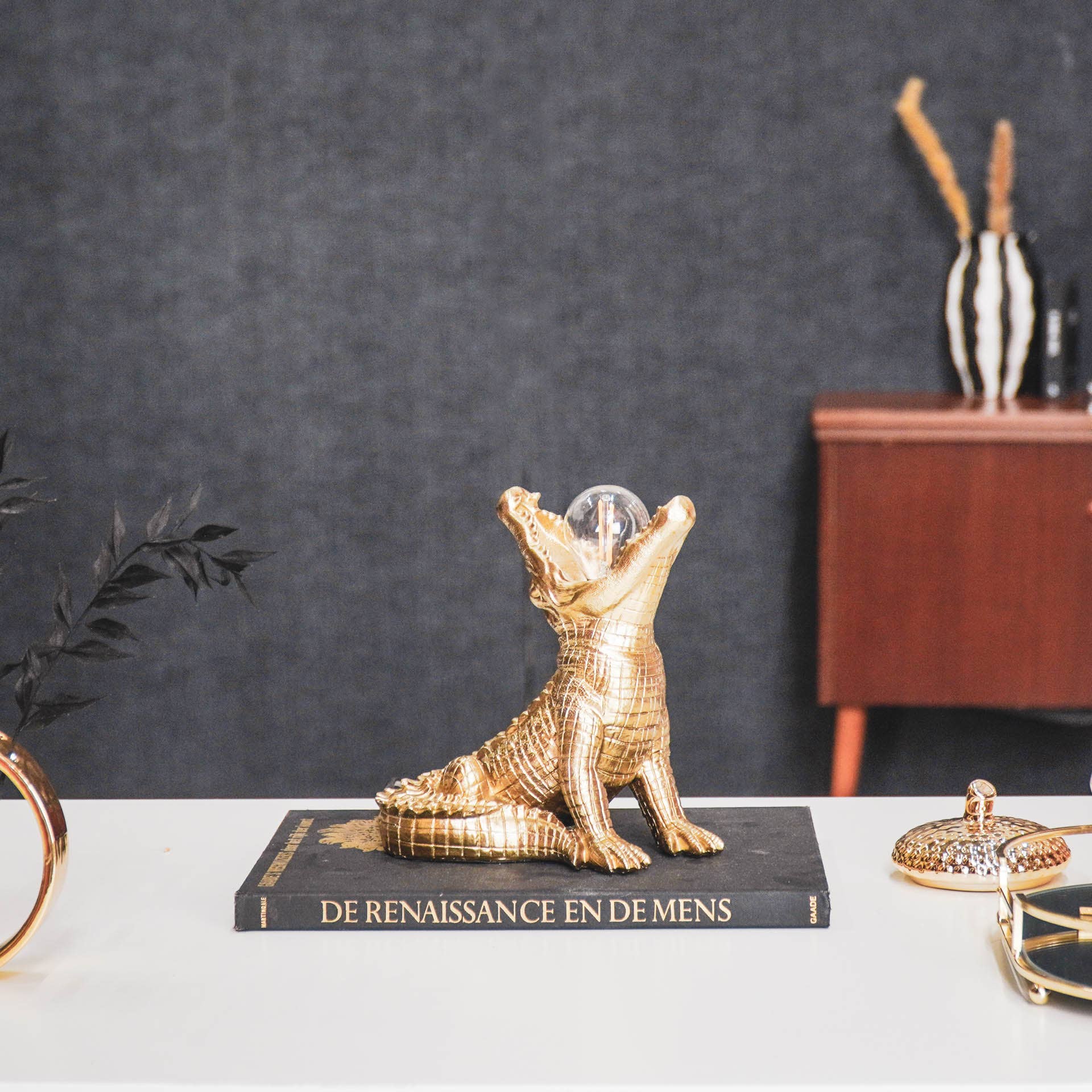 Crocodile Lamp in gold