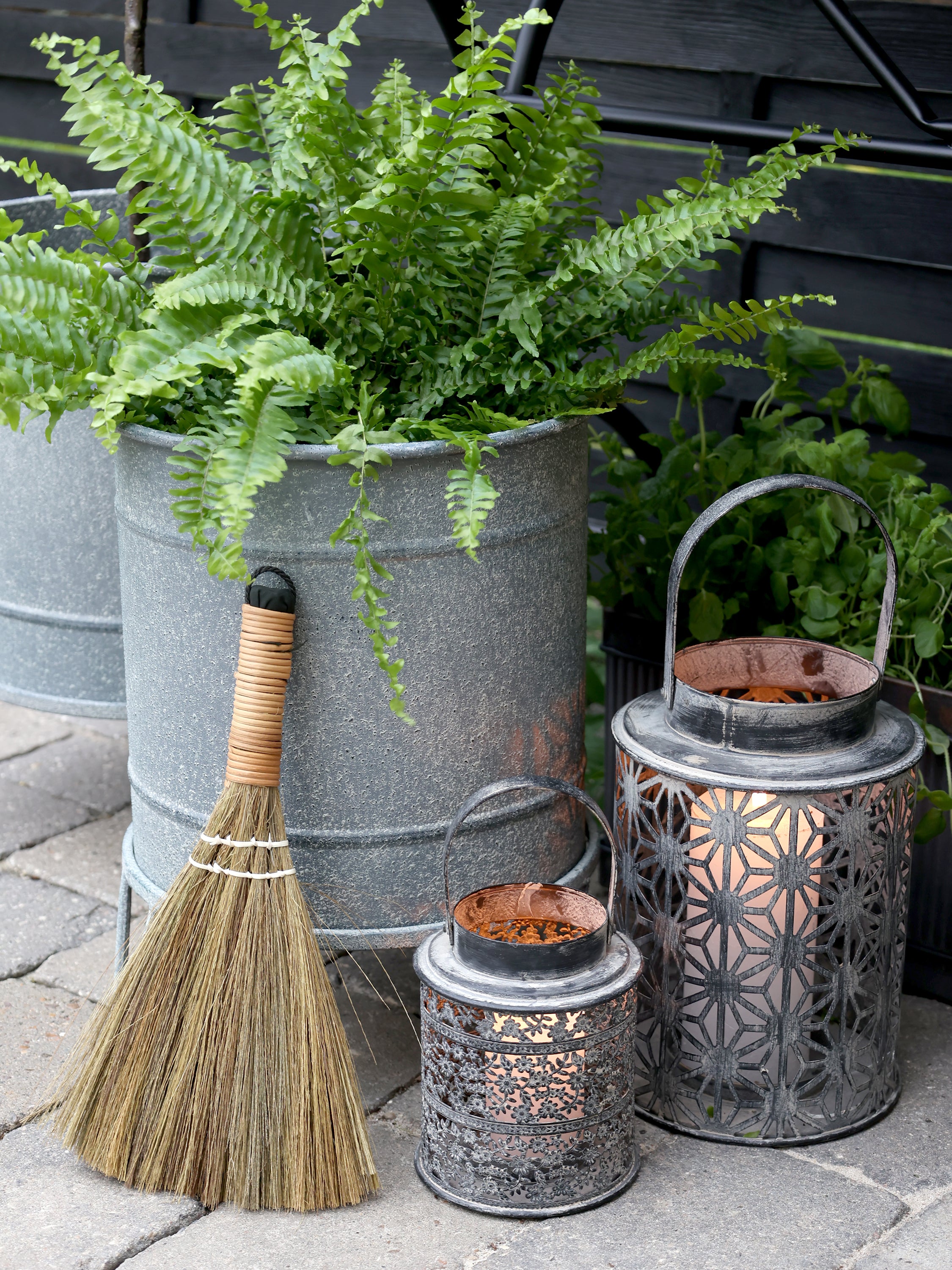 Natural straw dust brush