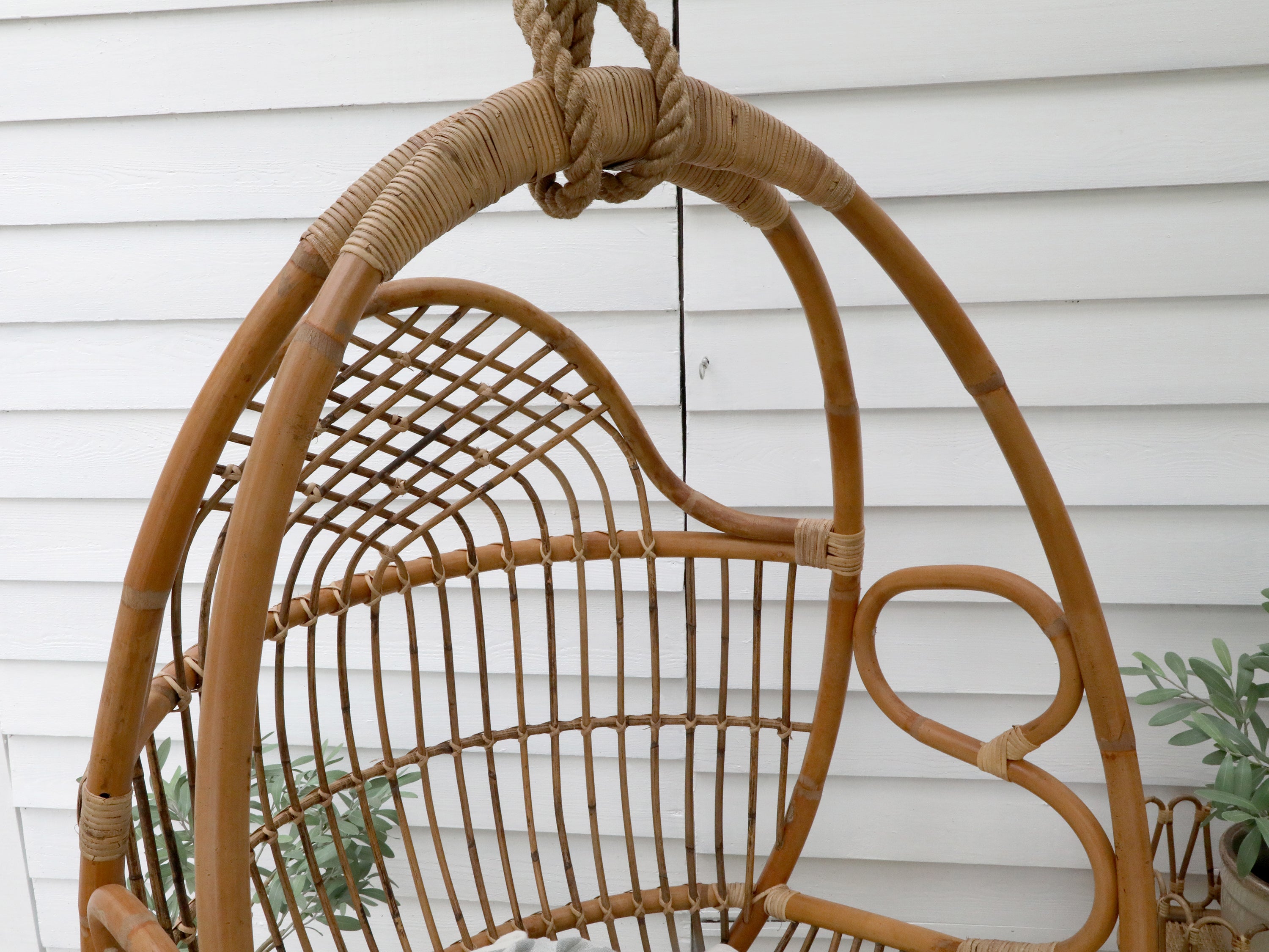 Rattan hanging egg chair